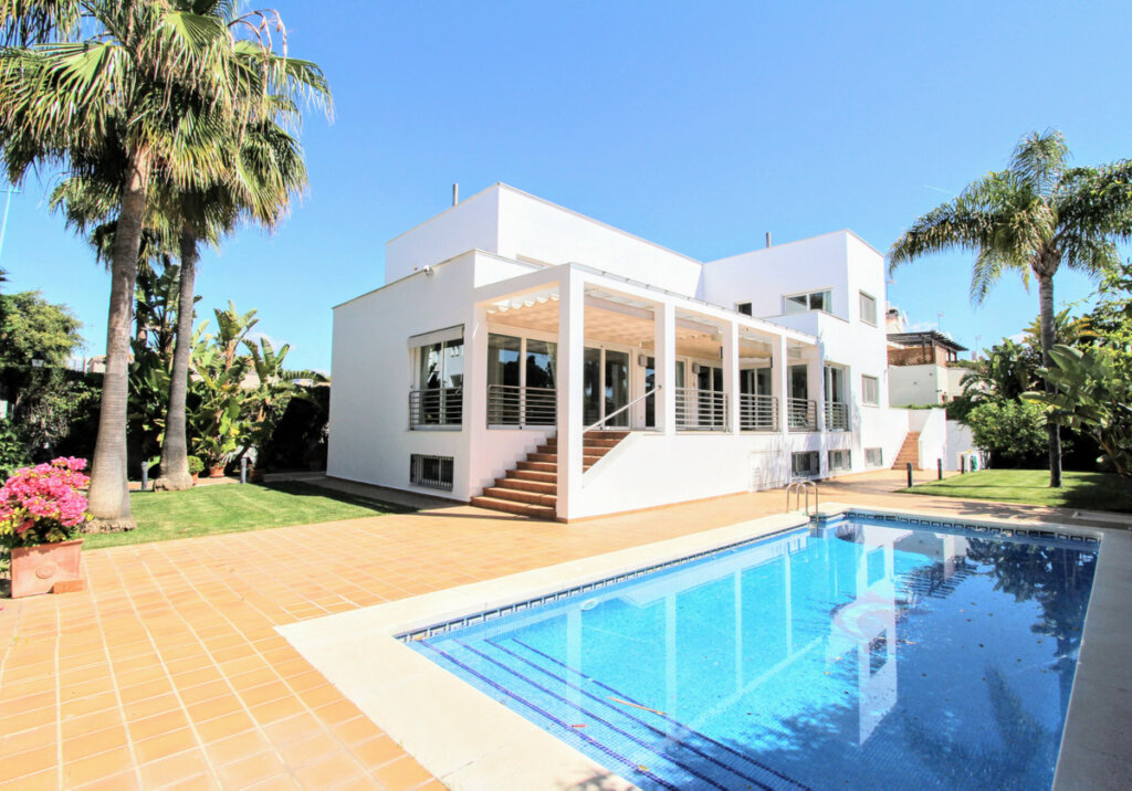 6 Bedroom Private Villa with Terrace for Sale in San Pedro de Alcántara