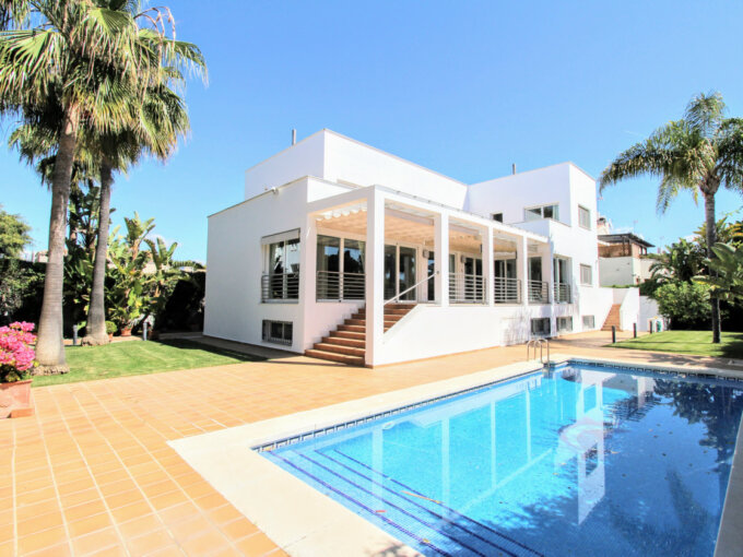 6 Bedroom Private Villa with Terrace for Sale in San Pedro de Alcántara