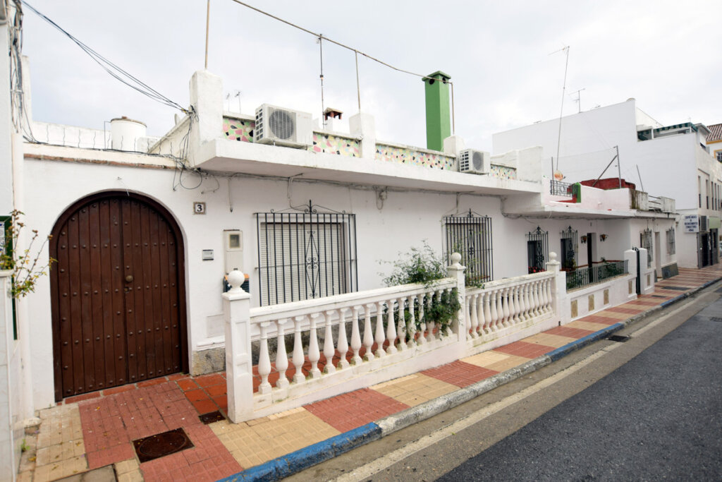 3 Bedroom Private Villa with Terrace for Sale in San Pedro de Alcántara