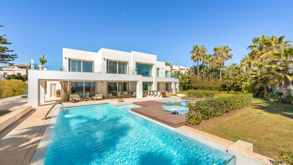 6 Bedroom Private Villa with Terrace for Rent in Rio Verde, Milla de Oro, Marbella