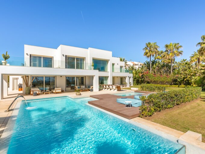 6 Bedroom Private Villa with Terrace for Rent in Rio Verde, Milla de Oro, Marbella