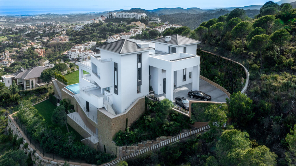 12 Bedroom Private Villa with Terrace for Sale in Benahavís