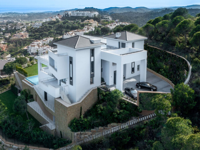 12 Bedroom Private Villa with Terrace for Sale in Benahavís