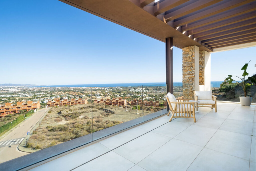 4 Bedroom Private Villa with Terrace for Sale in Benahavís