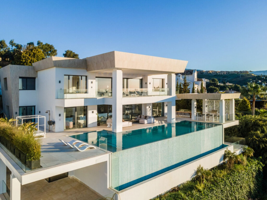 7 Bedroom Private Villa with Terrace for Sale in Benahavís