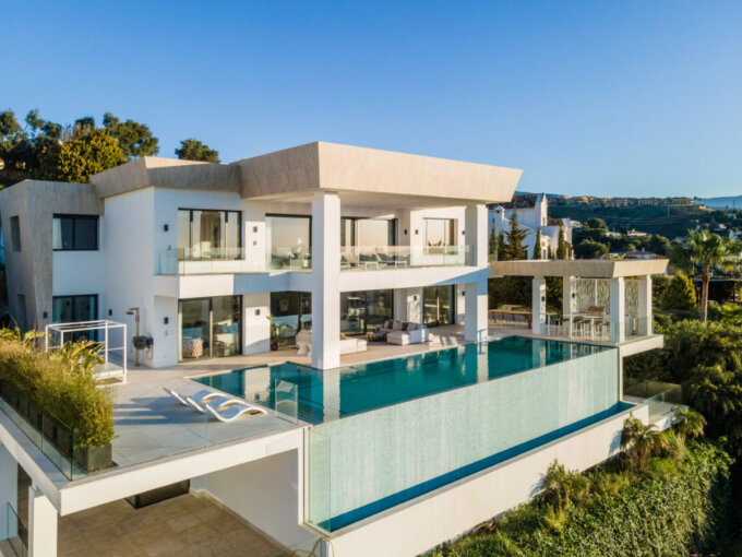 7 Bedroom Private Villa with Terrace for Sale in Benahavís