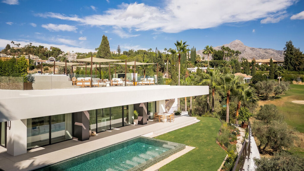4 Bedroom Private Villa with Terrace for Sale in Nueva Andalucía, Marbella
