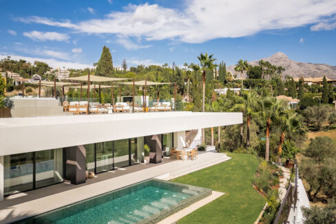4 Bedroom Private Villa with Terrace for Sale in Nueva Andalucía, Marbella