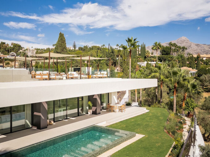 4 Bedroom Private Villa with Terrace for Sale in Nueva Andalucía, Marbella