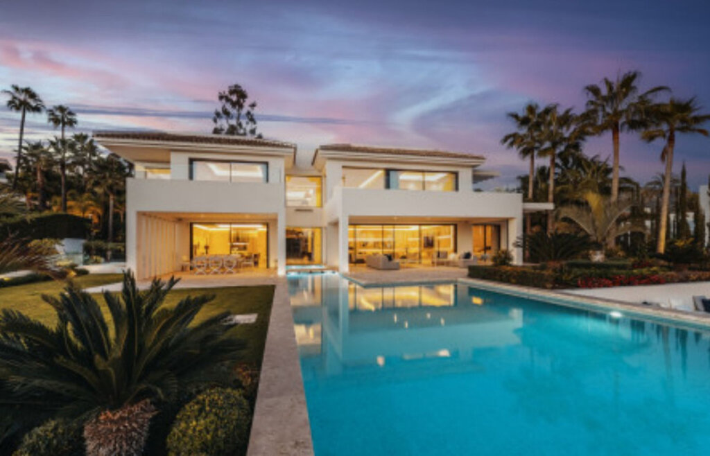 6 Bedroom Private Villa with Terrace for Sale in Nueva Andalucía, Marbella