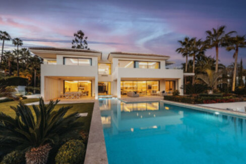 6 Bedroom Private Villa with Terrace for Sale in Nueva Andalucía, Marbella