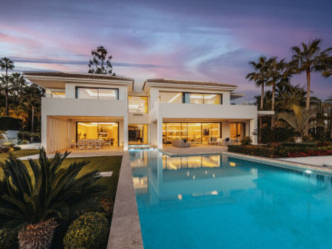 6 Bedroom Private Villa with Terrace for Sale in Nueva Andalucía, Marbella
