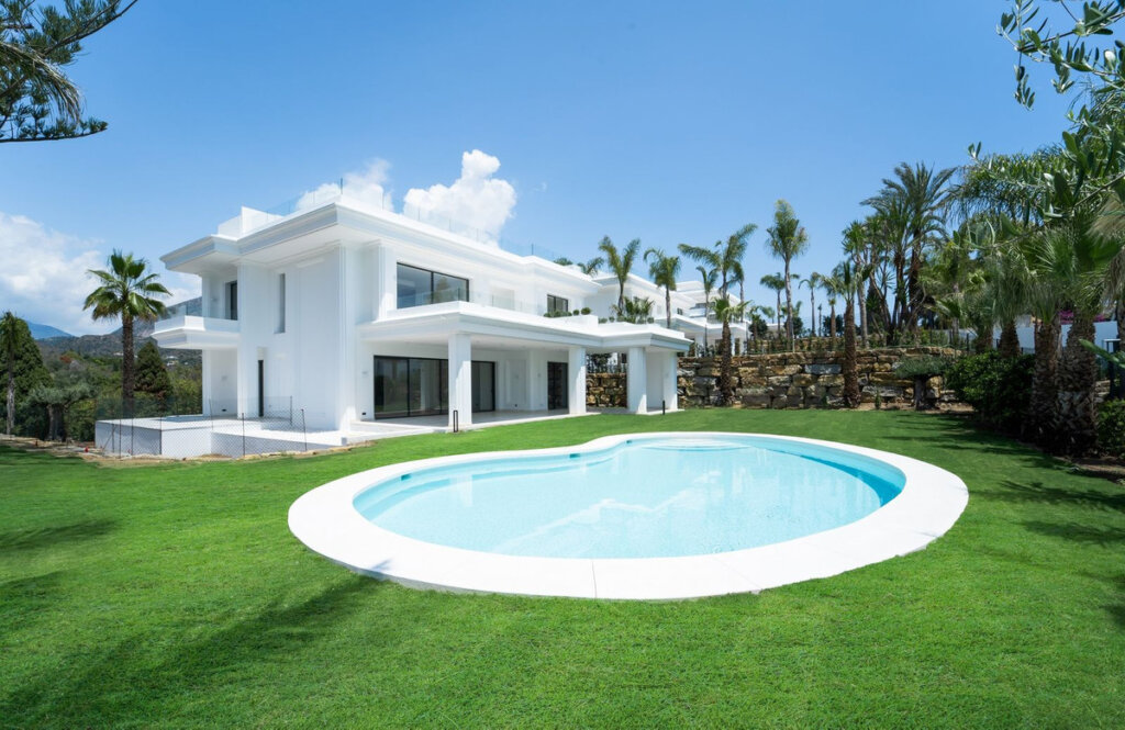 6 Bedroom Private Villa with Terrace for Sale in Milla de Oro, Marbella
