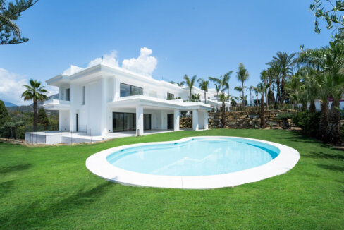 6 Bedroom Private Villa with Terrace for Sale in Milla de Oro, Marbella