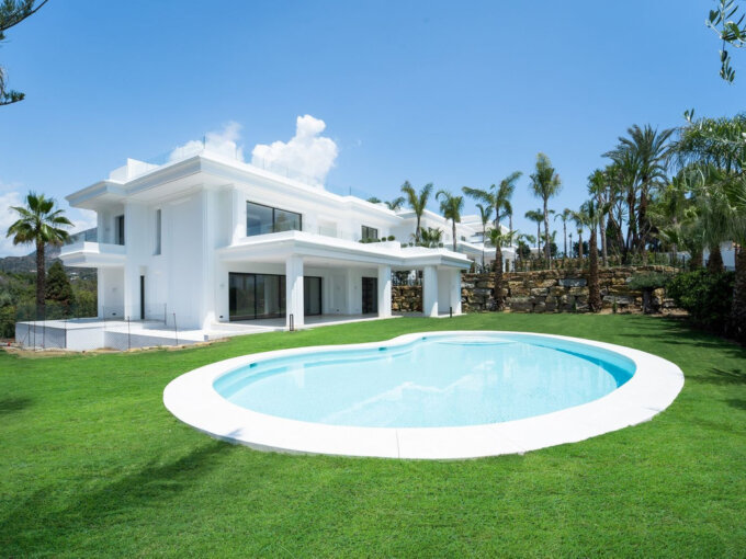 6 Bedroom Private Villa with Terrace for Sale in Milla de Oro, Marbella