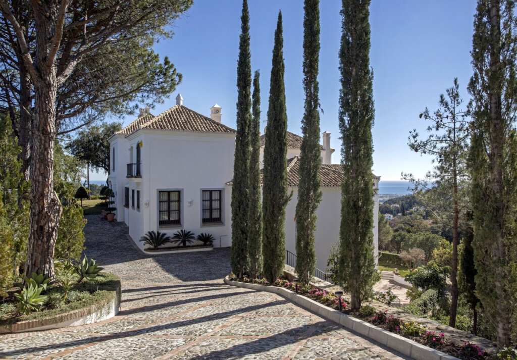 7 Bedroom Private Villa with Terrace for Sale in El Madroñal, Benahavís