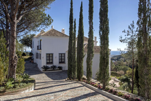 7 Bedroom Private Villa with Terrace for Sale in El Madroñal, Benahavís