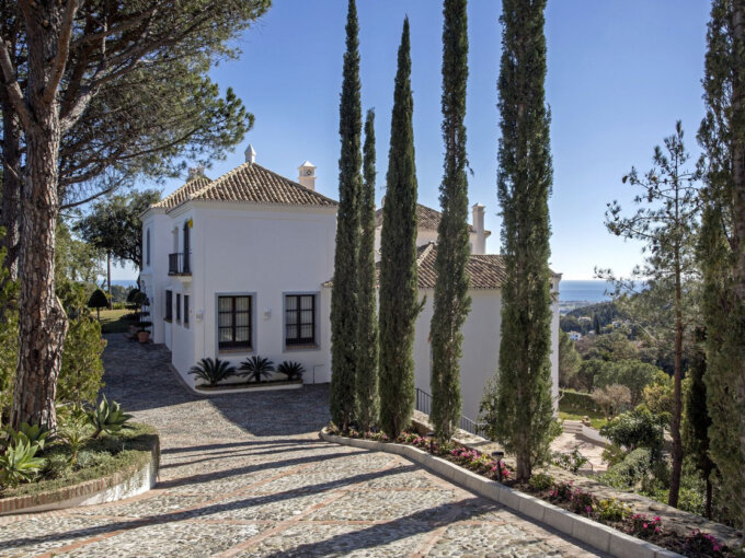 7 Bedroom Private Villa with Terrace for Sale in El Madroñal, Benahavís