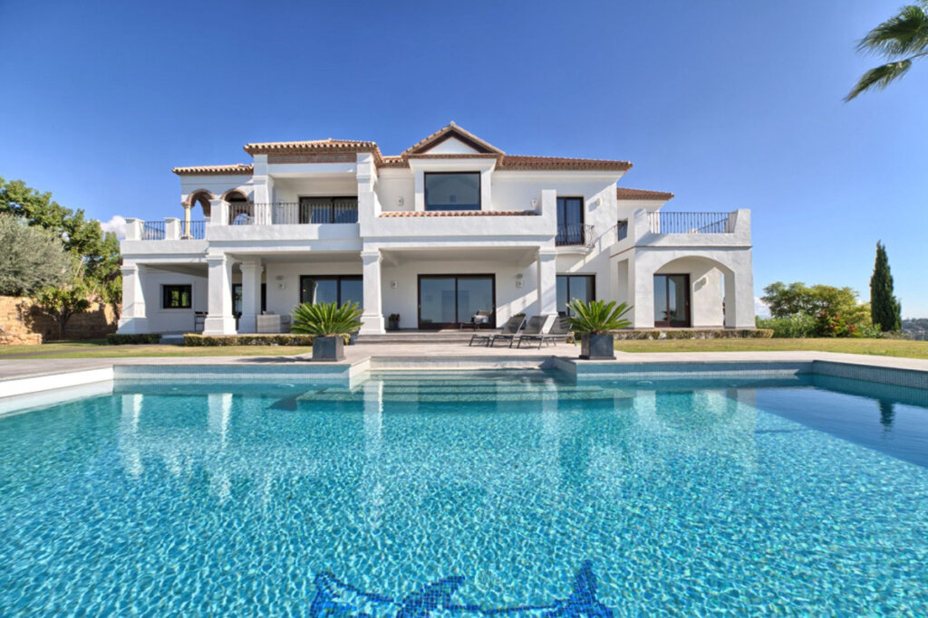 6 Bedroom Private Villa with Terrace for Sale in Los Flamingos, Benahavís