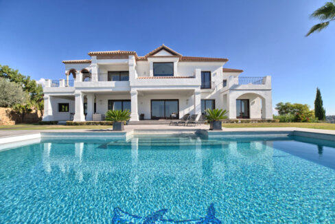 6 Bedroom Private Villa with Terrace for Sale in Los Flamingos, Benahavís