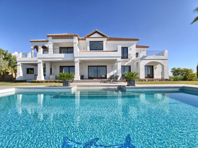 6 Bedroom Private Villa with Terrace for Sale in Los Flamingos, Benahavís