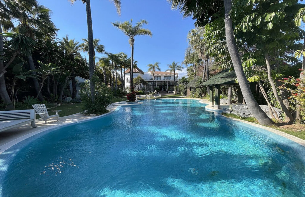 10 Bedroom Private Villa with Terrace for Sale in Nueva Andalucía, Marbella