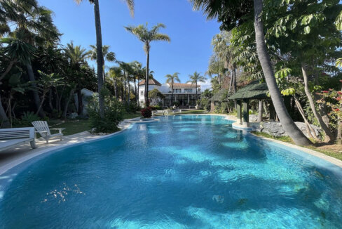 10 Bedroom Private Villa with Terrace for Sale in Nueva Andalucía, Marbella