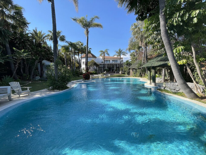 10 Bedroom Private Villa with Terrace for Sale in Nueva Andalucía, Marbella