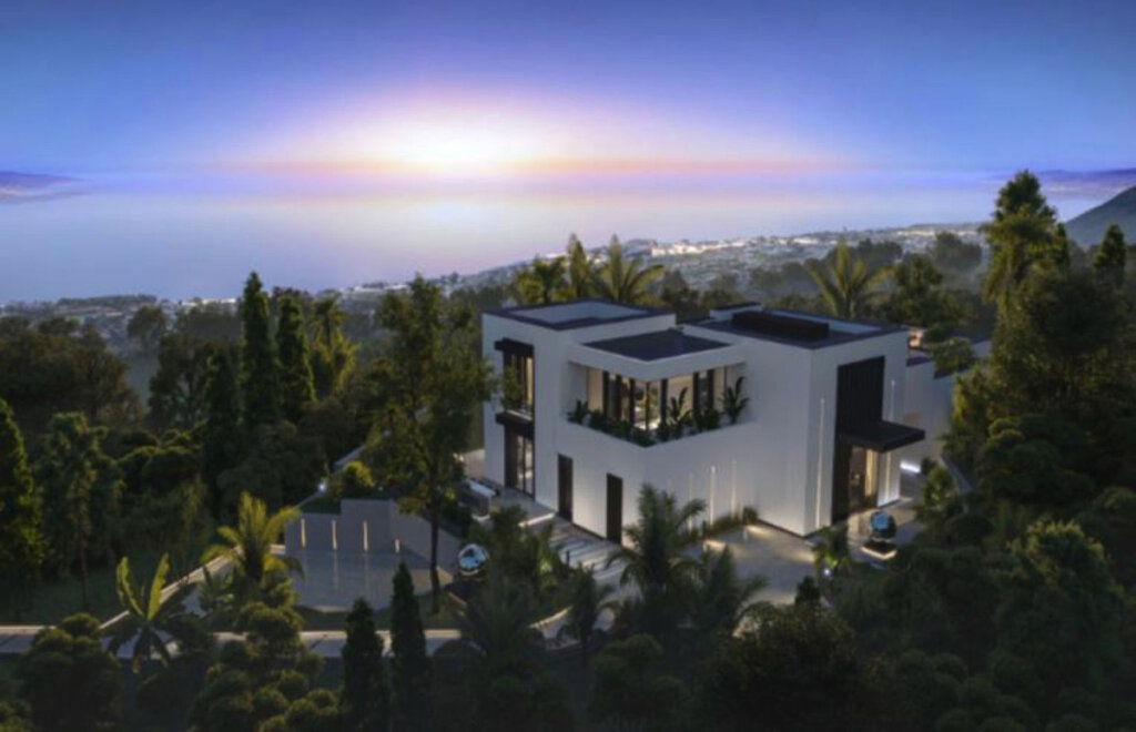 7 Bedroom Private Villa with Terrace for Sale in Marbella