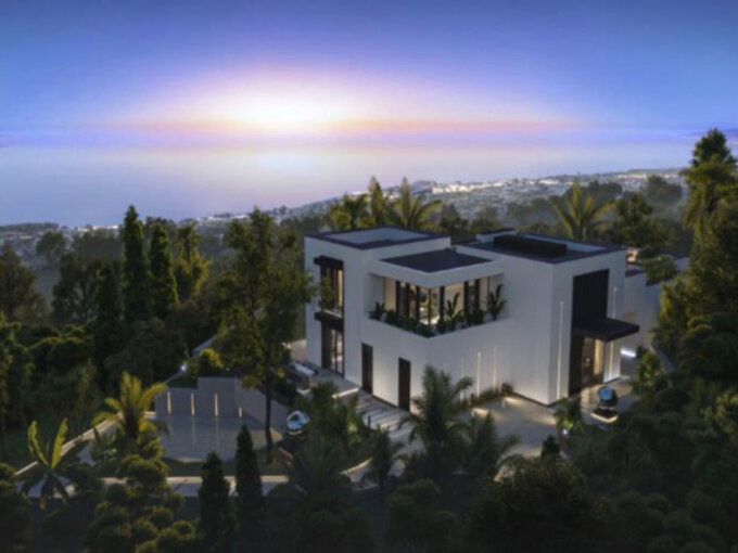7 Bedroom Private Villa with Terrace for Sale in Marbella