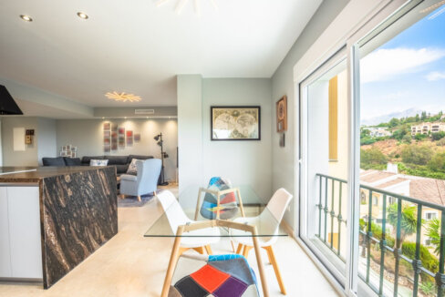3 Bedroom Apartment with Terrace for Sale in La Quinta, Benahavís