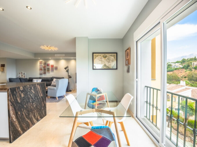 3 Bedroom Apartment with Terrace for Sale in La Quinta, Benahavís