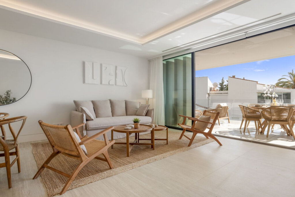 Furnished 2 Bedroom Apartment with Terrace for Rent in Estepona
