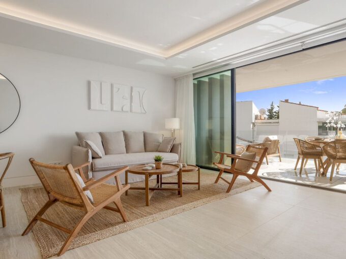 Furnished 2 Bedroom Apartment with Terrace for Rent in Estepona