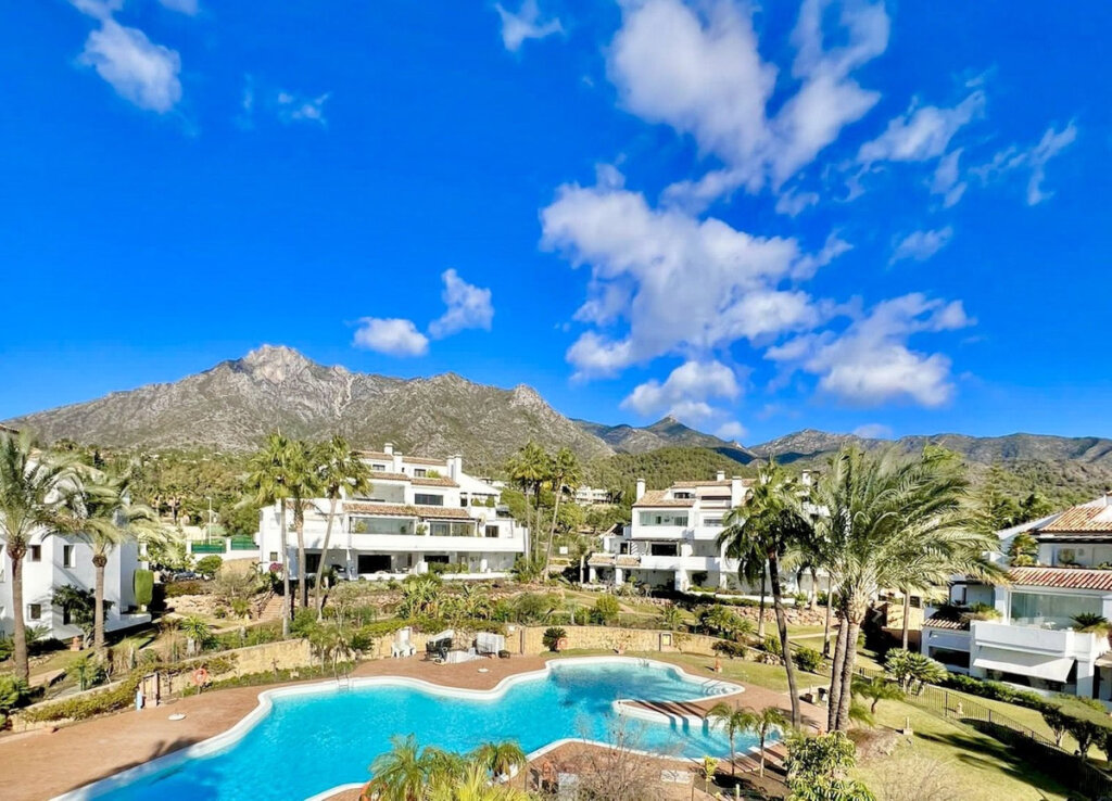 4 Bedroom Apartment with Terrace for Sale in Sierra Blanca, Marbella