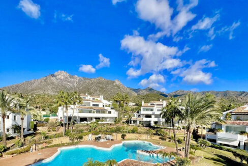 4 Bedroom Apartment with Terrace for Sale in Sierra Blanca, Marbella