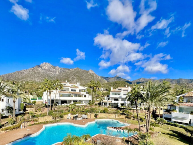 4 Bedroom Apartment with Terrace for Sale in Sierra Blanca, Marbella