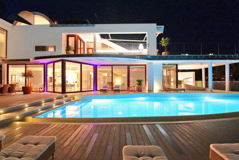 7 Bedroom Private Villa with Terrace for Sale in Nueva Andalucía, Marbella