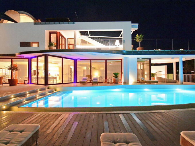 7 Bedroom Private Villa with Terrace for Sale in Nueva Andalucía, Marbella