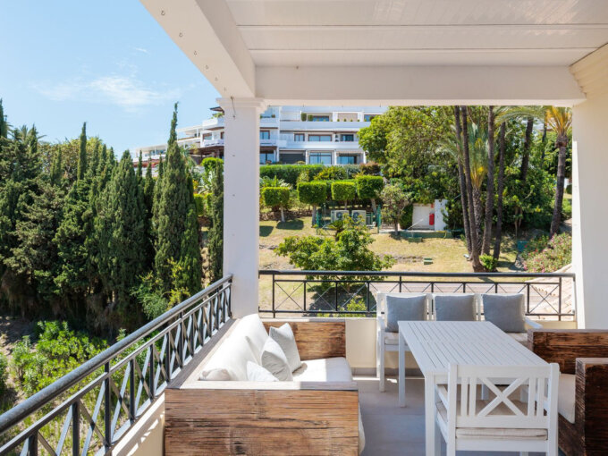 3 Bedroom Apartment with Terrace for Sale in Las Brisas Golf, Nueva Andalucía, Marbella