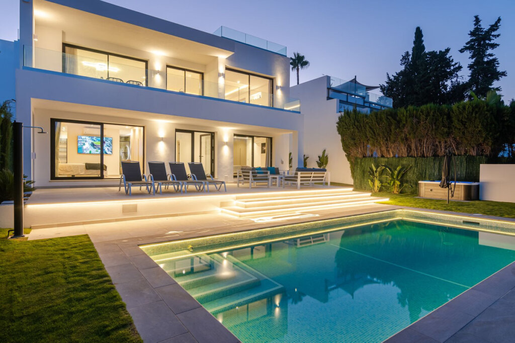 Furnished 5 Bedroom Private Villa with Terrace for Rent in San Pedro de Alcántara