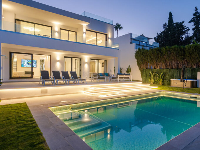 Furnished 5 Bedroom Private Villa with Terrace for Rent in San Pedro de Alcántara