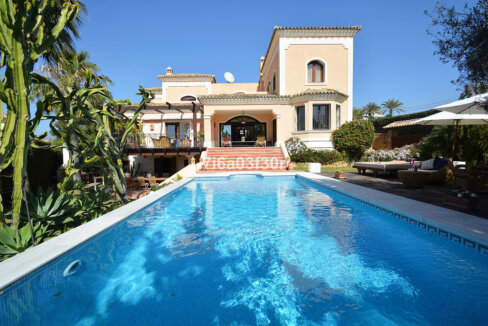 5 Bedroom Private Villa for Sale in Nueva Andalucía, Marbella