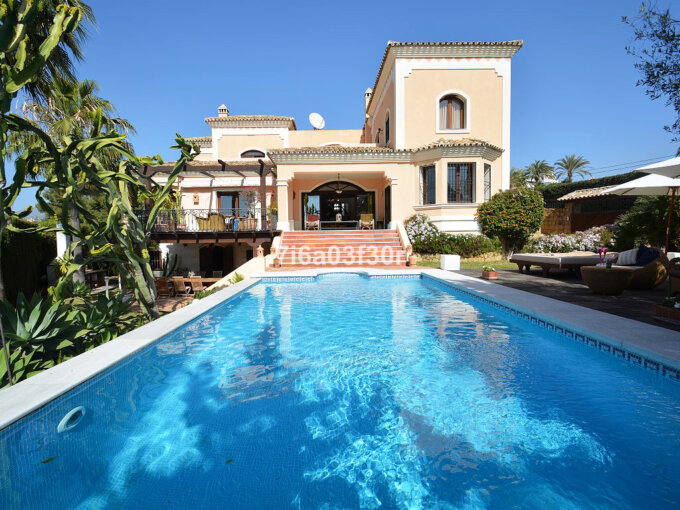 5 Bedroom Private Villa for Sale in Nueva Andalucía, Marbella