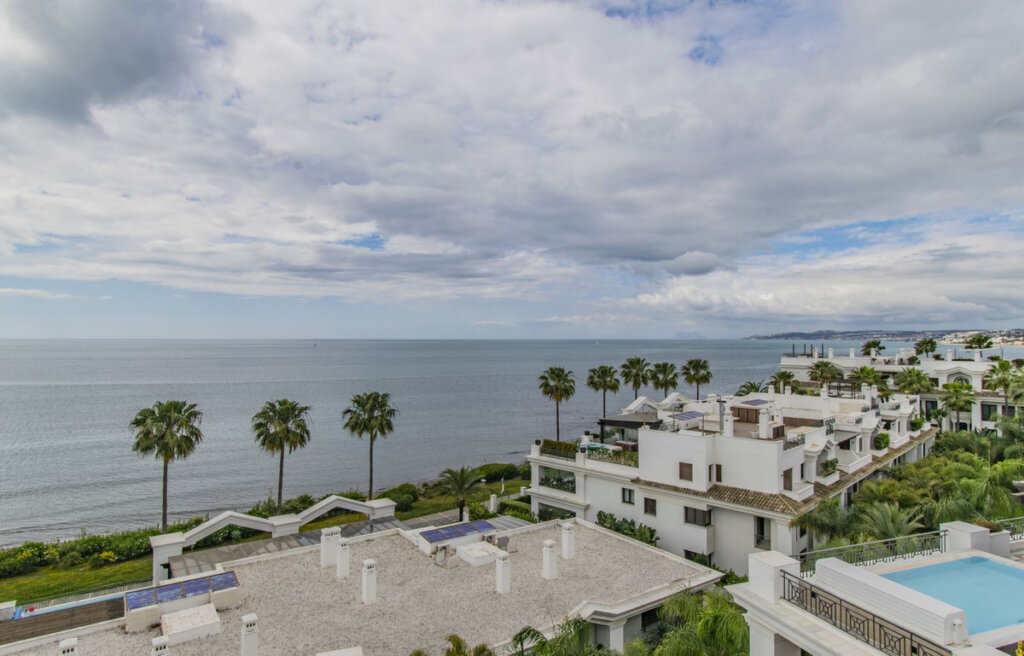 5 Bedroom Penthouse for Sale in Estepona · photo 2