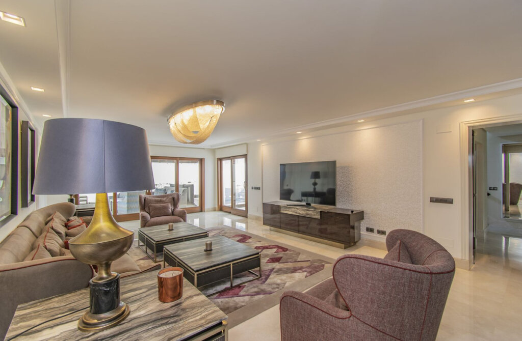 5 Bedroom Penthouse for Sale in Estepona · photo 3