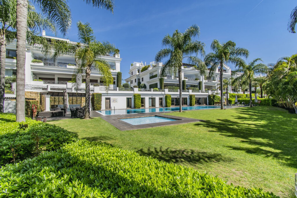 2 Bedroom Apartment for Sale in Estepona · photo 3