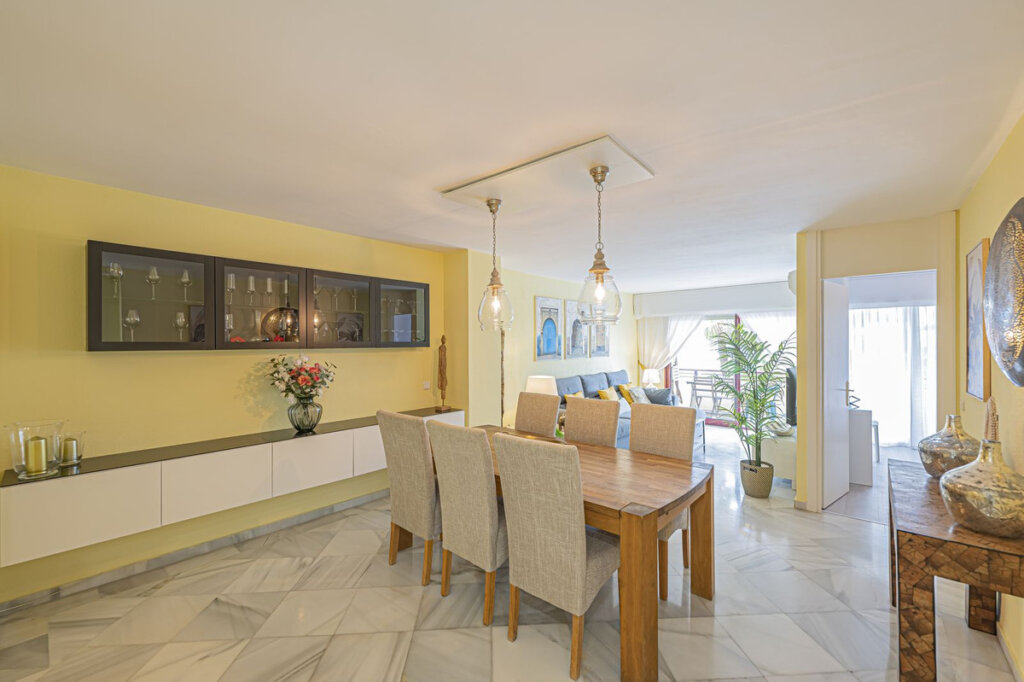 2 Bedroom Apartment for Sale in Estepona · photo 3
