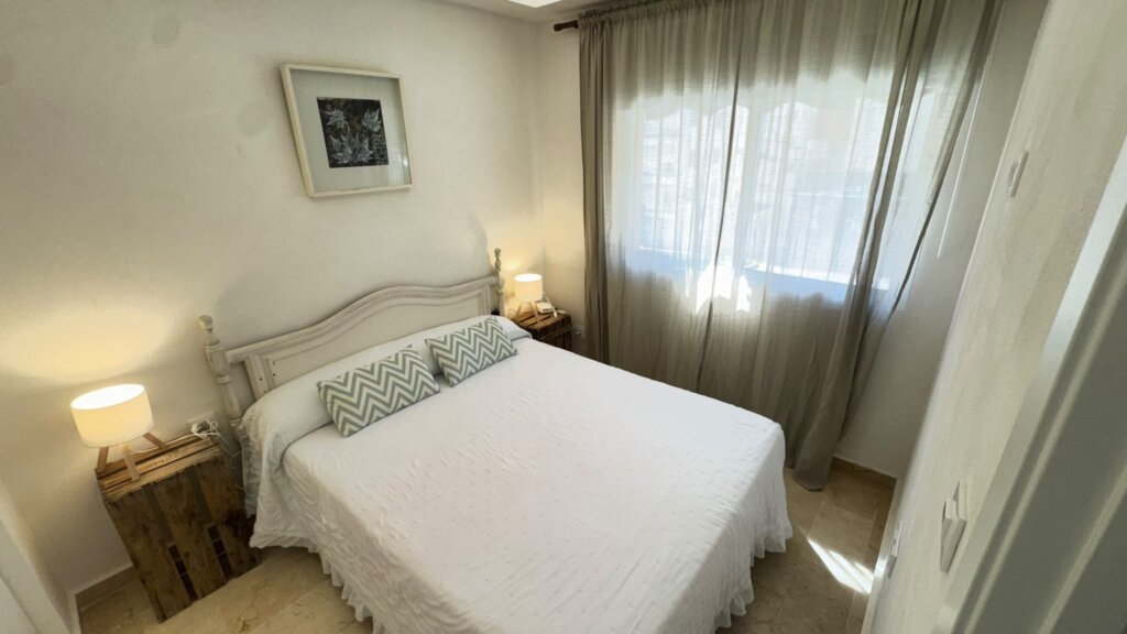 2-Bedroom Apartment for Long-Term Rent in Playa Bajadilla, Marbella