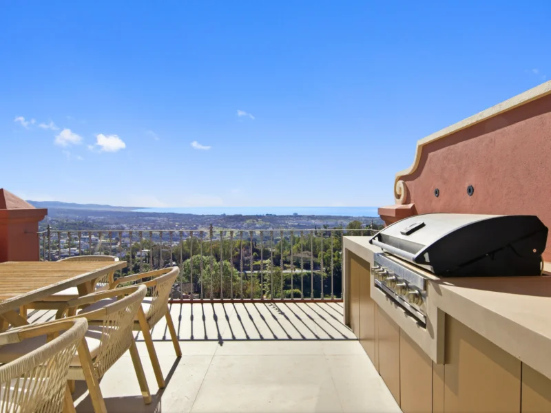 4 Bedroom Apartment with Terrace for Sale in Monte Halcones, Benahavís